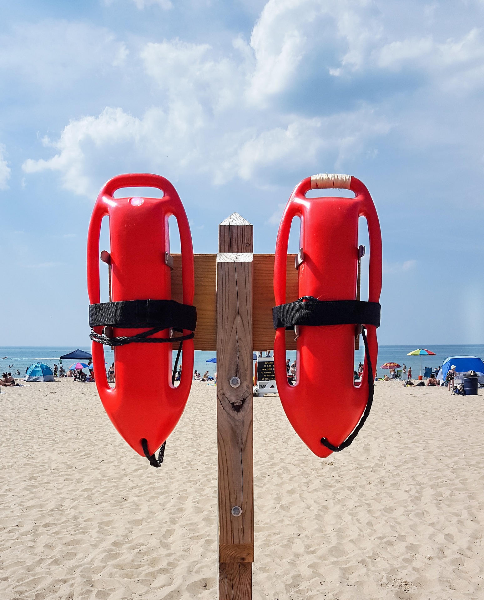 stock image of life buoy's at a beach.
https://pixabay.com/no/service/terms/